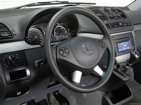 Interni Mercedes-Benz Viano con volante multifunzione e display informativo