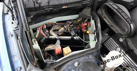 Posizione dei relè nel vano bagagliaio di una BMW X5 E53