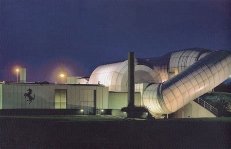 Vista notturna della Galleria del Vento progettata da Renzo Piano