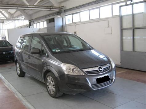 Opel Zafira 1.6 ecoM Turbo in azione su strada