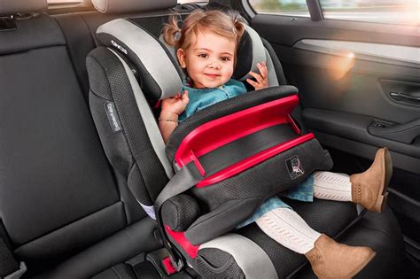 Bambino su seggiolino auto