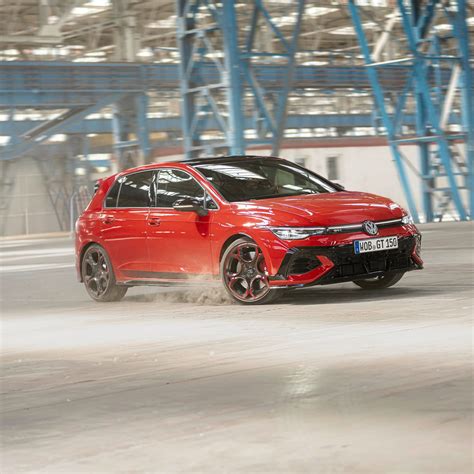 Volkswagen Golf GTI in curva