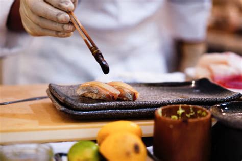 Dave che serve il sushi nel ristorante
