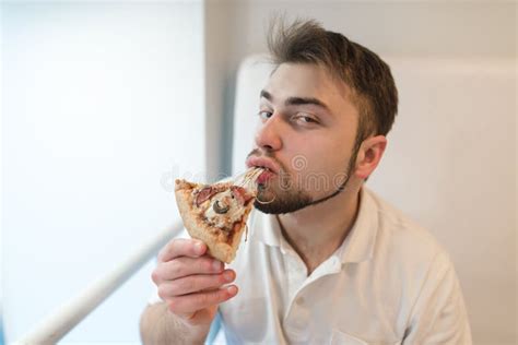 Uomo ben vestito che mangia con gusto