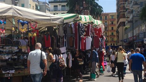 Mercato alimentare di Napoli con prodotti freschi e colorati