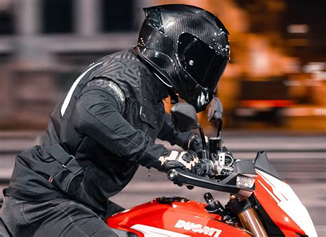 Motociclista con casco BMW personalizzato
