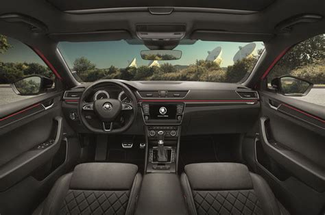 Interni della Skoda Superb Sportline con sedili sportivi