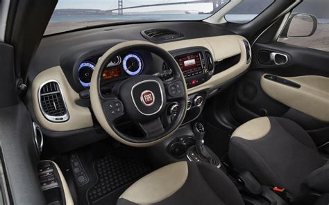 Interni della Fiat 500L Trekking con la macchina del caffè