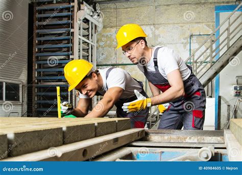 Lavoratori in fabbrica