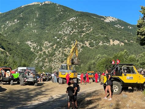 Famiglie che osservano i fuoristrada in un'area di raduno