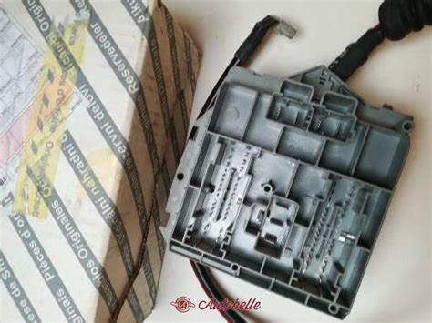 Vano motore Alfa 147 con batteria e fusibili rimossi