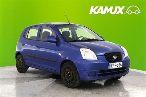 Interno di una Kia Picanto 2006 con autoradio