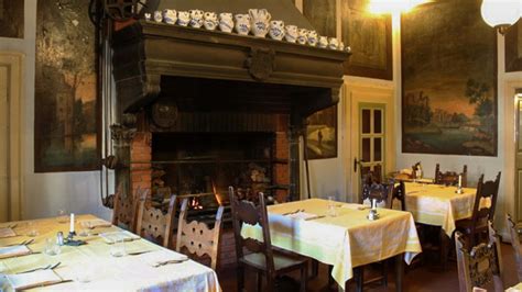 Interno accogliente di un ristorante tradizionale italiano