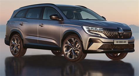 Un grande SUV a 7 posti in un paesaggio montano
