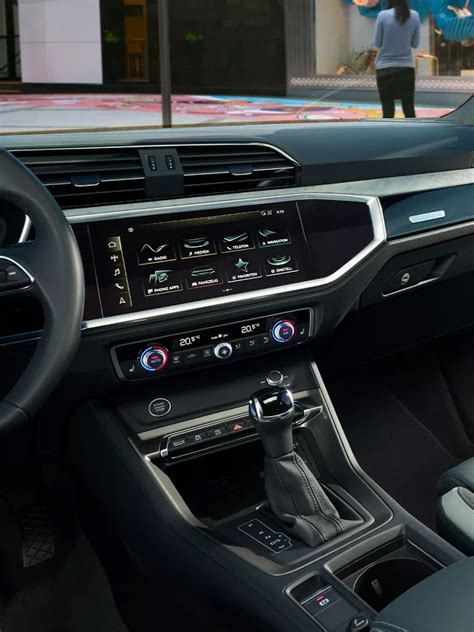 Interni eleganti di un'Audi Q3 con display digitale