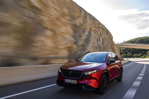 Mazda CX-5 in movimento su una strada panoramica