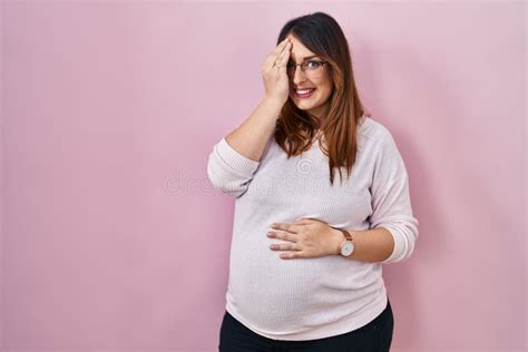 Donna incinta che riflette sul proprio corpo