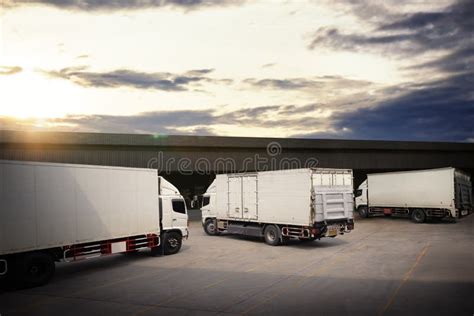 fleet di camion moderni parcheggiati in un deposito