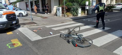 Ciclista che transita in una corsia preferenziale urbana