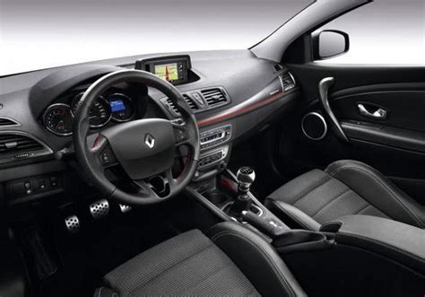 Interni Renault Megane Coupé III con focus sull'autoradio