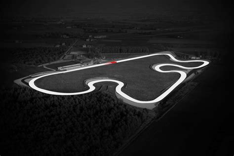 Immagine di auto sportive in pista all'Autodromo di Modena