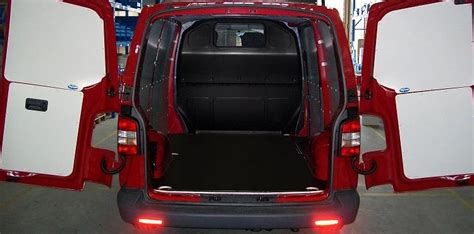 Interno di un Volkswagen Transporter configurato per il trasporto merci