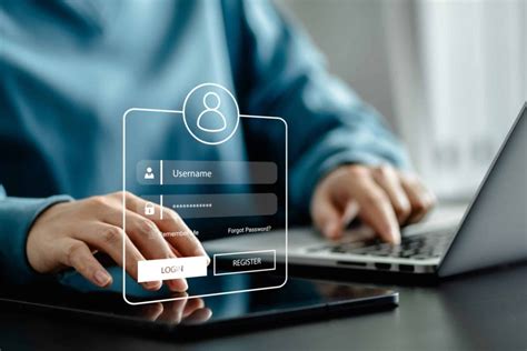 Persona che utilizza un computer per accedere a un portale online