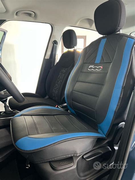 Interno personalizzato della Fiat 500L con accessori tecnologici