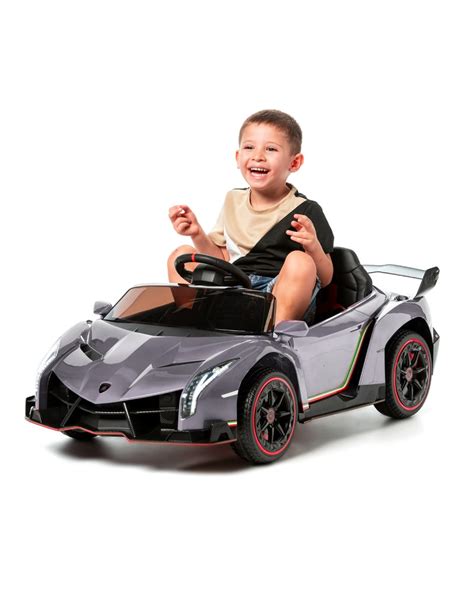 Bambino che guida un'auto elettrica giocattolo Lamborghini Veneno