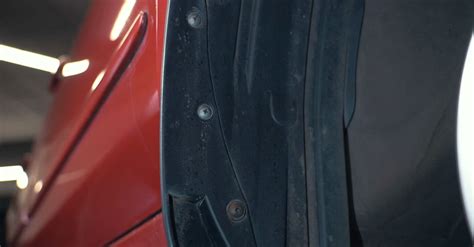Dettaglio di un passaruota in plastica grezza su un SUV