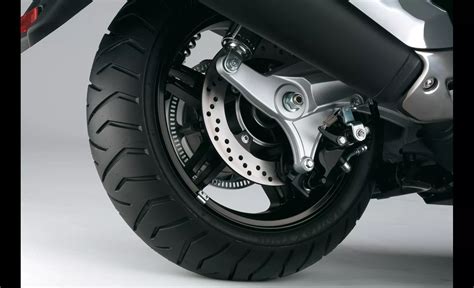 Dettaglio cerchione posteriore Suzuki Burgman 650