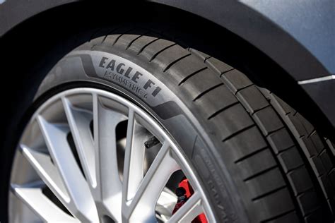 Goodyear Eagle F1 Asymmetric 6 in curva