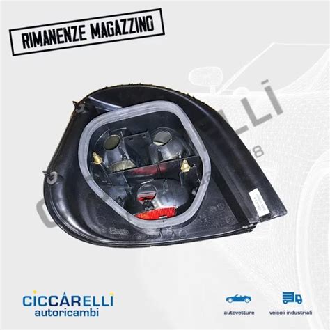 Fanale auto danneggiato e fanale auto nuovo