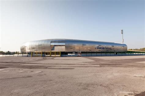 Esterno della Dacia Arena con il logo