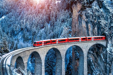 Bernina Express in un paesaggio alpino innevato