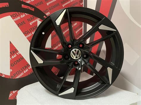 Volkswagen Golf GTI con cerchi neri da 18 pollici