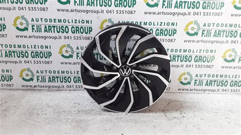 Dettaglio del logo Volkswagen su cerchio in lega originale