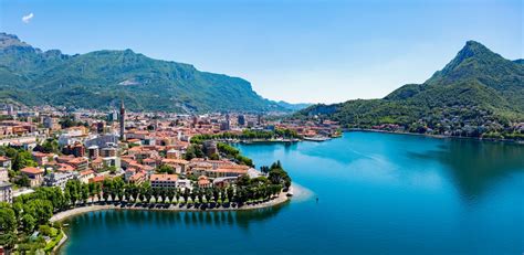 Vista panoramica del lago di Lecco con le montagne sullo sfondo