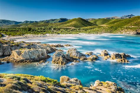 paesaggio panoramico del deserto delle Agriate con macchia mediterranea e montagne sullo sfondo