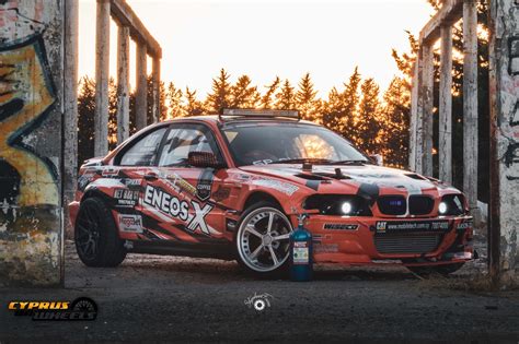 BMW E46 da drift in curva stretta