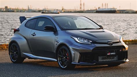 Pneumatici invernali sportivi su una Toyota GR Yaris
