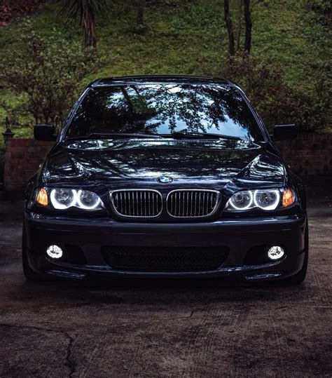 Vista laterale di una BMW E46 con angel eyes accesi
