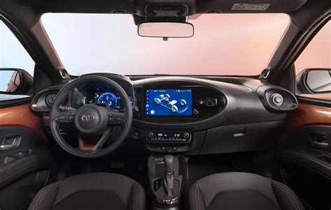 Interni della Toyota Aygo X con il sistema infotainment