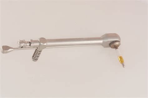 Particolari del cricchetto dinamometrico per serrare le viti protesiche del sistema OT Bridge