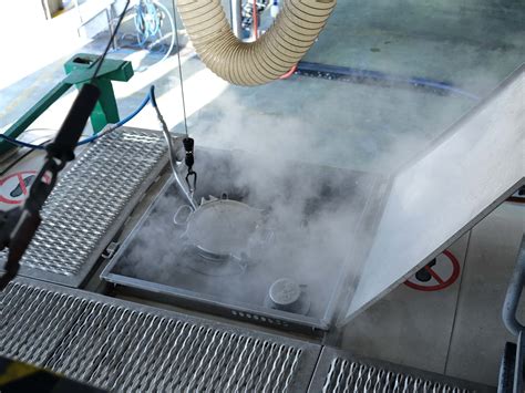 Abrasione della superficie metallica con aria compressa, lavaggio e asciugatura