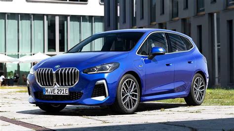 BMW Serie 2 Active Tourer in movimento su strada panoramica