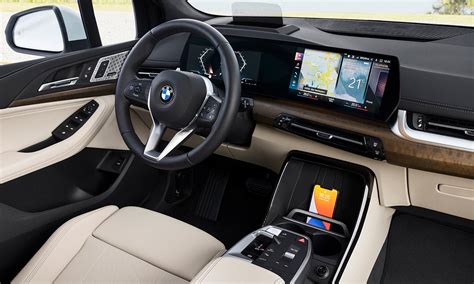 Interno della BMW Serie 2 Active Tourer con doppio schermo digitale