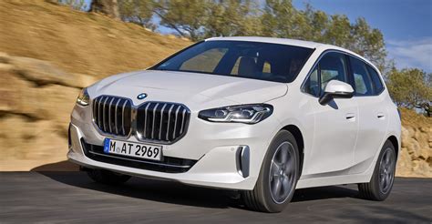 Vista posteriore della BMW Serie 2 Active Tourer con portellone aperto