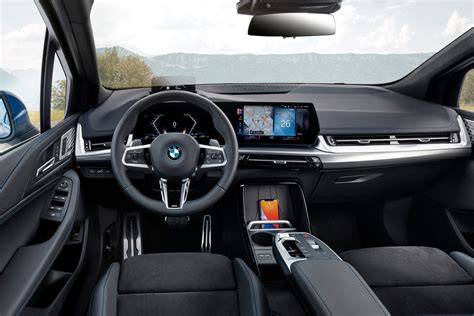 Interni moderni della BMW Serie 2 Active Tourer con schermi digitali