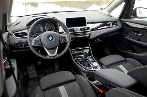 Dettaglio del doppio schermo digitale nella plancia della BMW Serie 2 Active Tourer